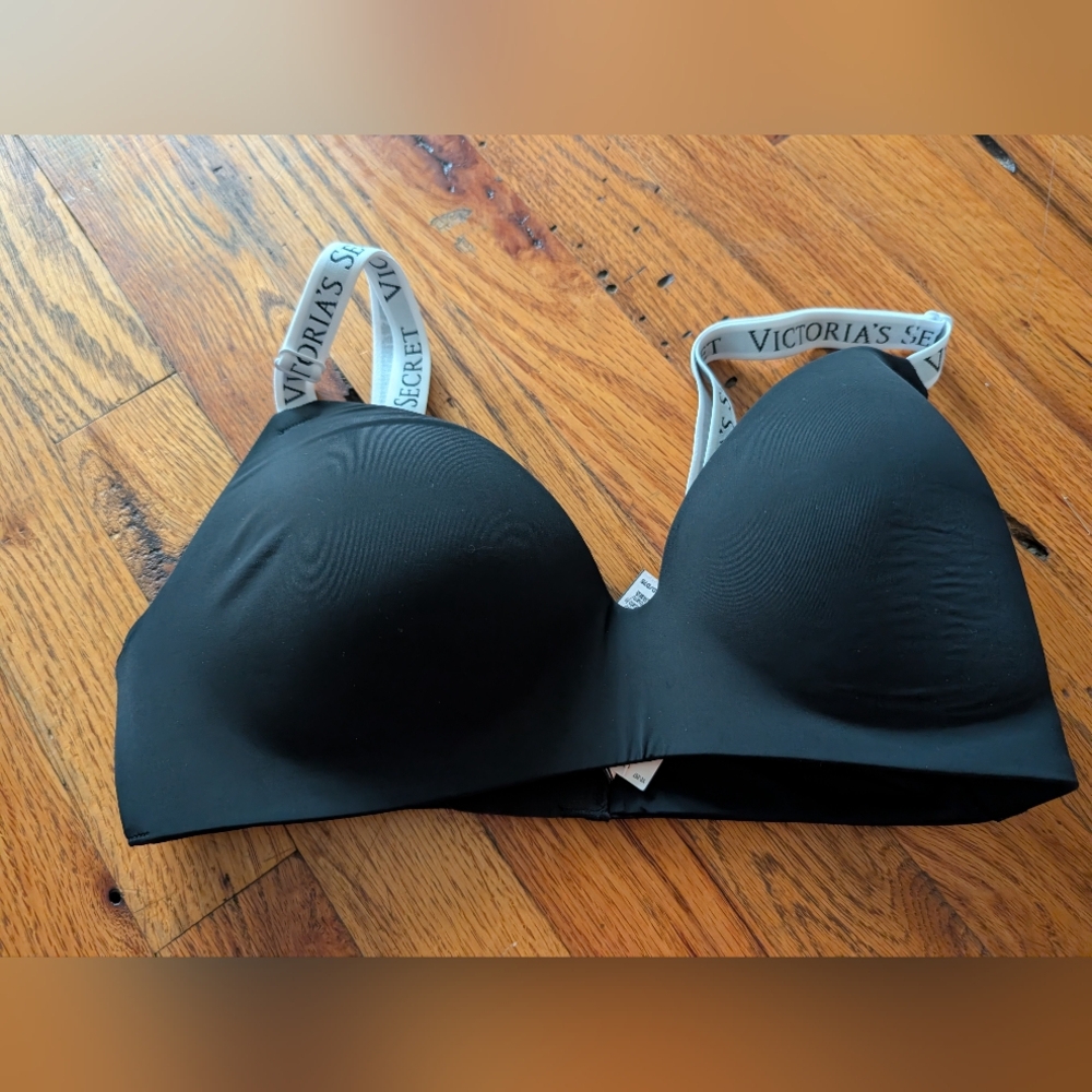 Victoria's Secret Black Seamless‎ Bra with Logo Straps NWT